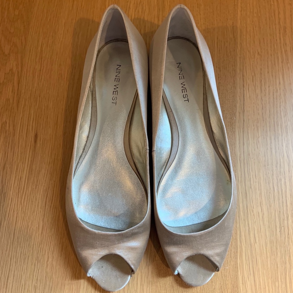 Champagne 🍾 🥂 peep toe satin flats!